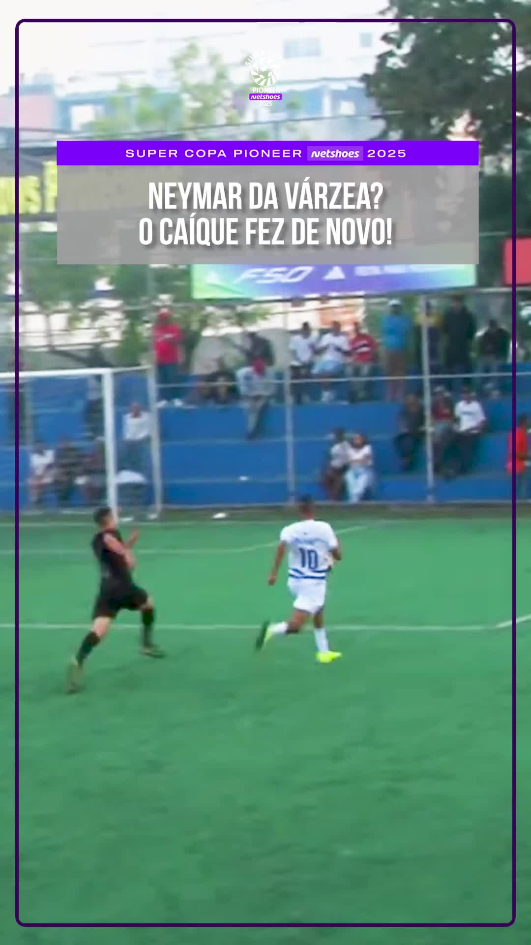 Isso aqui não precisava nem de legenda. FORA DO COMUM! 🤯 Se liga nesse golaço do Caique Na relíquia do Neymar! 🤪 O craque decidiu e o R100 está nas quartas de final da Super Copa Pioneer Netshoes! #SuperCopaPioneerNetshoes @netshoes #FutebolDeVárzea #Várzea #IssoÉVárzea