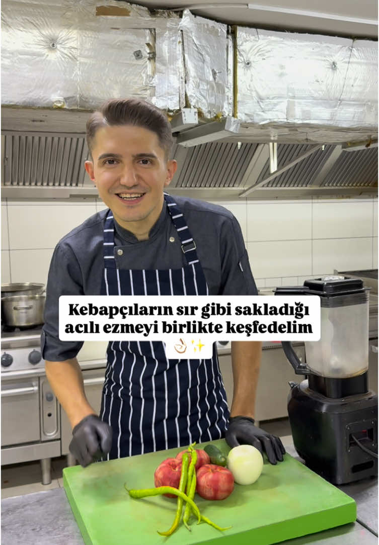 Lokantalardaki o gizli acılı ezmeyi birlikte keşfedelim! 🌶️ Kebapçı usulü değil ama onlara selam durarak başlıyoruz: Domates, soğan, yeşil biber ve salatalık zırhtan değil, robottan geçiyor — zırh ustaları alınmasın, ama bu tarifte hız ve pratiklik ön planda 😄Hemde herkes evinde yapabilsin istiyorum. Suyunu süzüp posasını alıyoruz; içine biber ve domates salçası, zeytinyağı, nar ekşisi, limon suyu, tuz ve isteğe göre pul biberle karabiber ekliyoruz. Kıvamı, ne çok sulu ne de kuru olacak — tam “ekmeği banmalık” o ayar! Nar ekşisi asiditeyi dengelerken, salça karışımın gövdesini toparlıyor. Bu tarif, Adana’dan Gaziantep’e pek çok ustanın kendi dokunuşlarıyla yorumladığı ezme kültürüne saygı duruşu niteliğinde. Evde kebap keyfi yaparken yanına bunu koymadan sofraya oturmak eksik kalır. 👉 Denersen yorumlara yaz, senin usul ne? Beğendiysen kaydetmeyi ve paylaşmayı unutma!