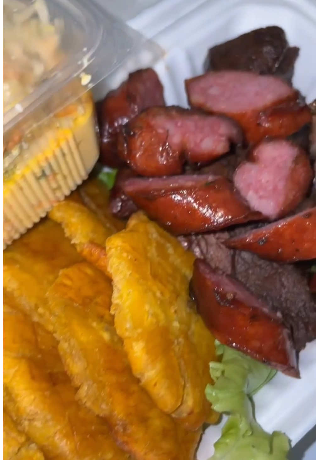 Banane Pézé - frites 🧑‍🍳   Poulet / côte de porc / griot / saucisse  #plantain #banane #pikliz #recipes #haitianfood #foodies 
