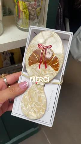 Me quería llevar todo 🥐✨🗼.  📍Merci  . . . #merci #cadeau #souvenir #souvenirparis #gift #croissant #paris 