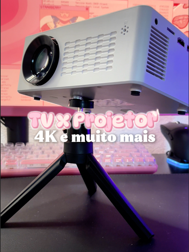 será possível um projetor substituir uma TV? nesse video voce descobrirá que é sim! além da sua portabilidade, ele atinge diversos requisitos. . . . . #keeb #custobeneficio#projetor #pinkkeyboard #gametime #gamegirl #gameroom #deskispo #pinksetup #desksetup #setupinspiration #cozygames #cozygamingsetup #aesthetic #aesthetics #ａｅｓｔｈｅｔｉｃ #pink #kuromicore #kuromi #setupideas