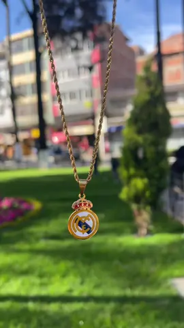 ¡Hinchas del Real Madrid! ⚽💫 Ya está disponible el collar del equipo más grande del mundo. ¡Luce tu pasión con estilo! 🤍👑 Estamos en cbba -Bolivia 🇧🇴envíos a nivel nacional -tlf 67504942 #realmadrid #futbol⚽️ #santacruz #madrista #paratiiiiiiiiiiiiiiiiiiiiiiiiiiiiiii 