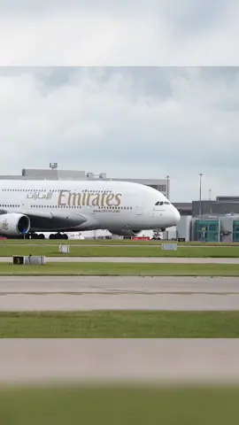 emirates at its peak level flying toward there destination #america #unitedkingdom #newtrend #ukraine #dubai 