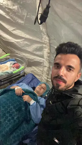 انجبنا طفلي الرضيع في خيمة داخل مخيمات النزوح وسط الدمار والمجاعة منّ فضلك ساعد عائلتي 💔😢