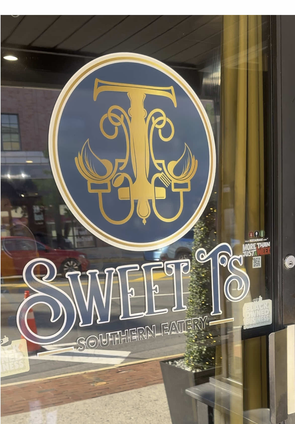 Need a cute soulfood restaurant to sit in and eat. I got chaaa @Sweet T’s Southern Eatery has been on my list for a minuteee and I am so happy we got a chance to go. There’s something about a restaurant knowing how to put their foot into some greens, yams and mac *chef kiss* The music so good, we were jamming in there. Definitely was giving family bbq vibes. Cannot wait to go back and try something else. Thanks for the ambiance and for great service! ❤️