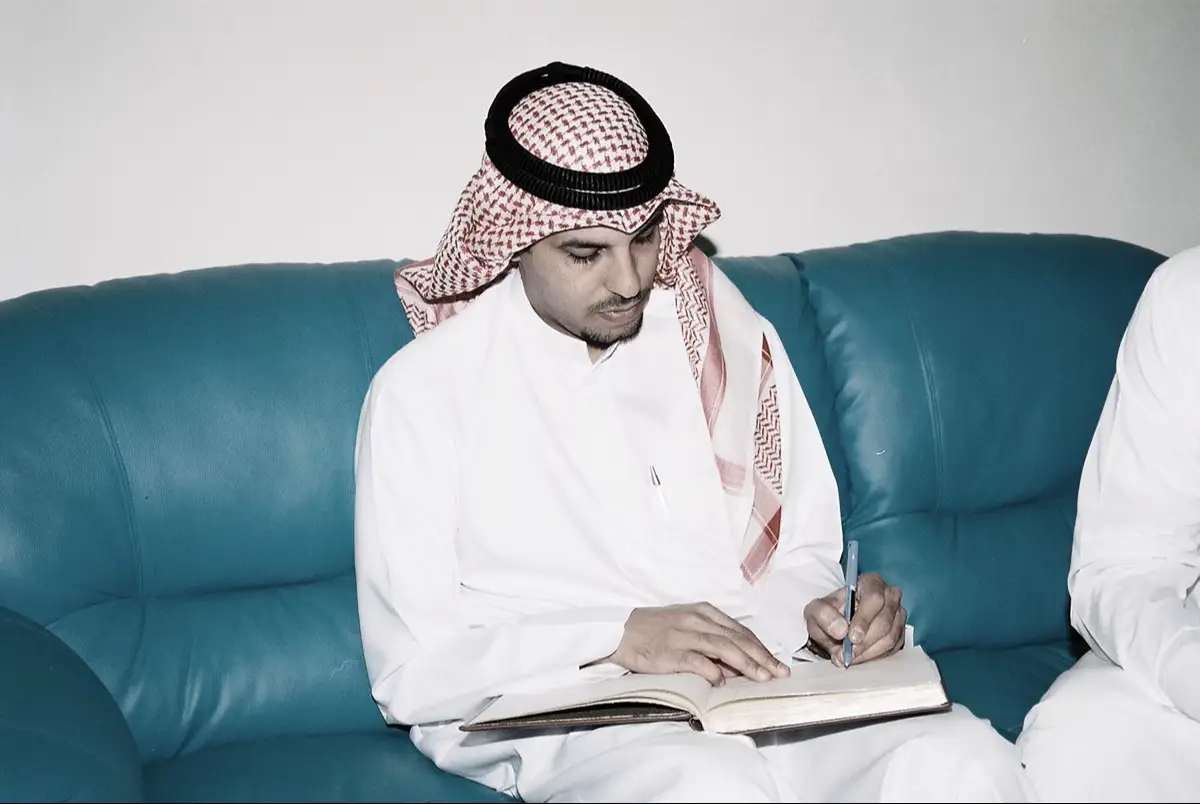 ليت ربي ماخلق فرقى وظروف مختنق في عبرتي ماقدر اشوف والعمر لحظات وبسرعه يطوف خايف اشكي وانفضح #عبدالعزيز_الضويحي #explore #fyp 