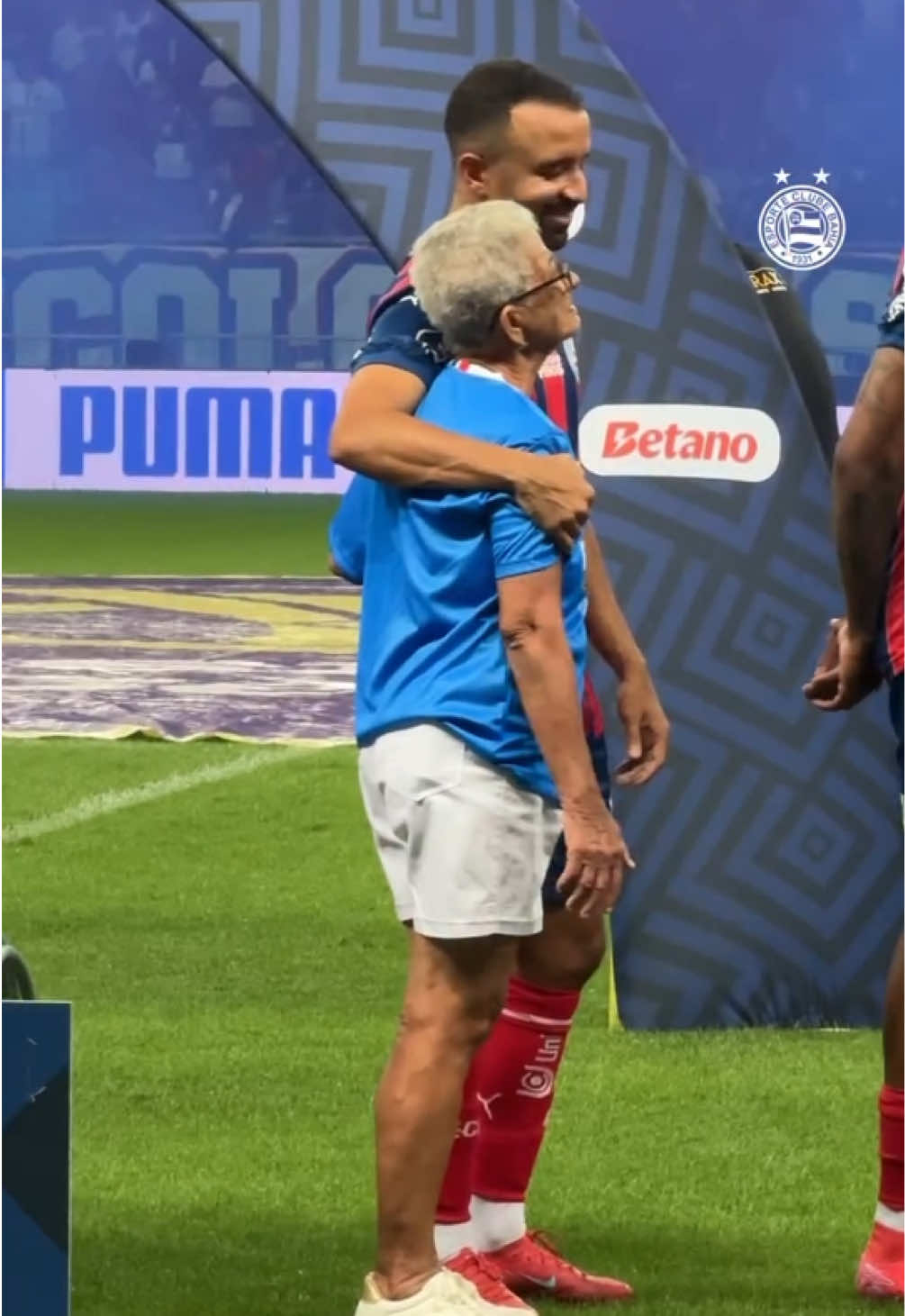 FOFURA DEMAIS! 👵🏼👴🏼 Em homenagem ao Dia dos Avós, vovôs e vovós do Esquadrão entraram em campo com os jogadores do Bahia e foi legal demais!  🎥: Bahia 