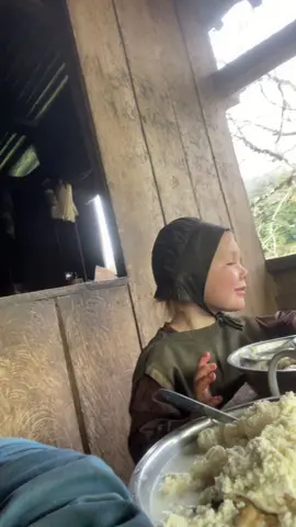 Eating breakfast Anders blowing his food #🍳 #offgrid #homesteas #breakfast 