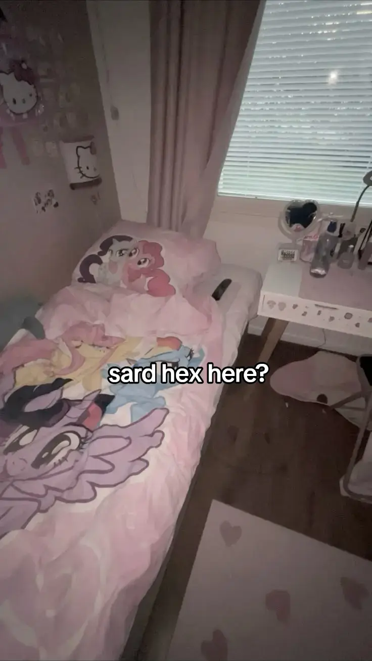 #sardhex #risky #fyp   Cutecore — это визуальная и культурная эстетика, сосредоточенная вокруг всего милого, детского и беззаботно игривого. Слово произошло от английского cute — милый.  Основные черты cutecore: Цветовая палитра: пастельные тона (розовый, голубой, сиреневый, мятный), но также встречаются насыщенные яркие цвета в духе candycore. Формы и текстуры: мягкие, округлые, плюшевые, пушистые. Часто используются образы мягких игрушек, зефирок, облачков и сердечек. Одежда: футболки с мультяшными принтами, короткие юбки с оборками, гольфы, мягкие свитера, аксессуары с персонажами kawaii-культуры. Макияж и волосы: лёгкий или ярко-пастельный макияж с блёстками, детскими наклейками на лице, цветные пряди или заколки. Атмосфера: напоминает детство, сладости, мультфильмы и беззаботные моменты.
