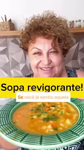 Sopa Revigorante – Levanta até defunto! 🥣✨ Anota aí os ingredientes dessa maravilha que renova as forças: 	•	1 colher de sopa de banho de porco 	•	2 colheres de sopa de cebola ralada 	•	1 colher de sopa de alho ralado 	•	200g de frango desfiado 	•	2 batatas inglesas médias picadinhas 	•	1 cenoura média picadinha 	•	400g de feijão cozido 	•	1 beterraba pequena picadinha 	•	1 tomate médio 	•	1 colher de sopa de páprica defumada 	•	2 colheres de sopa de chimichurri defumado (ou tempero a gosto) 	•	200g de macarrão ave-maria 	•	Cheiro-verde a gosto 🌿 Modo de preparo: Em uma panela, aqueça o banho de porco e refogue a cebola e o alho ralados. Adicione o frango desfiado, a batata e a cenoura picadinhas. Misture tudo muito bem. No liquidificador, bata o feijão cozido com a beterraba e o tomate até formar um creme homogêneo. Despeje esse creme na panela com os outros ingredientes e adicione um pouco de água para ajustar a consistência. Deixe ferver por cerca de 10 minutos, mexendo de vez em quando. Acrescente a páprica defumada, o chimichurri (ou seu tempero preferido) e mexa bem. Adicione o macarrão ave-maria e cozinhe até ficar macio. Finalize com cheiro-verde a gosto. E tá pronta a sua sopinha revigorante! Perfeita pra renovar as energias, aquecer o corpo e levantar o astral. 🌟 Se gostou, já curte, compartilha e me segue pra mais receitinhas que cuidam da sua saúde com muito sabor! 💛 ⸻ #soparevigorante #sopasaudavel #comidadeverdade #frangodesfiado #sopafitness #sopafuncional #sopinhadobem #comfortfood #fitnocapricho #comidinhasqueabraçam #sopapranãoparar #macarronaavemaria #sopapratodos #sopaquecura