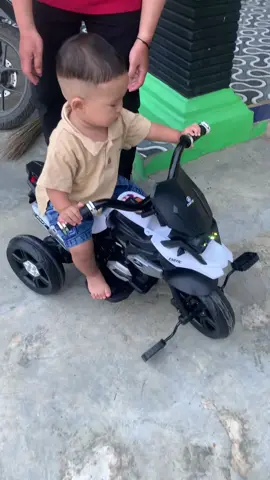 Bayi 15bulan udah bisa bawa motor🫶🏻🤏🏻 #motoraki#motorananakviral 