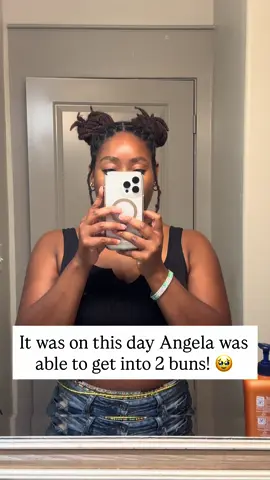 Just know when we can finally get into a top bun it’s OVER WITH for yall, respectfully. 🤭😅 ————————————————————————- #locjourney #naturalhair  #naturallyher #locs #retwistlocs #dallaslocs #locstyles 