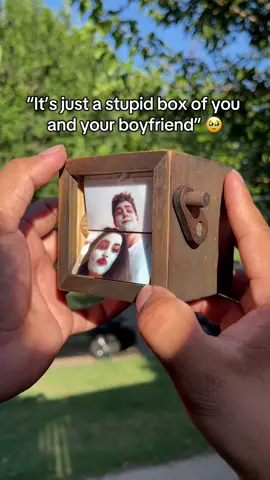 Our entire relationship inside of this box 🥹❤️ #couples #memories #giftideas #heartcrankbox  . . Record your best memories with this special and unique personalized gift✨