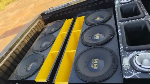 #somautomotivo  #somautomotivobrasil  #somautomotivo_no12  #erosaltofalantes  #tarampselectronics  4 bateria 110 amperes segurando a buxa 😂