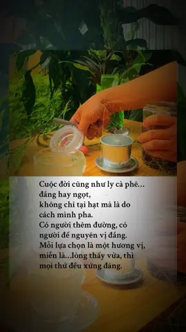 Cuộc đời không hoàn toàn do hoàn cảnh quyết định, mà phụ thuộc vào cách ta nhìn nhận và đối diện với nó. Giống như ly cà phê, cùng một nguyên liệu nhưng mỗi người pha chế một cách khác nhau, dẫn đến hương vị khác nhau. Nếu ta biết thêm đường, thêm sữa đúng lúc, thì ngay cả một ly cà phê đắng cũng trở nên dễ chịu. Cũng như cuộc sống, nếu ta biết cách suy nghĩ tích cực, chọn lọc cảm xúc và hành động khôn ngoan, thì dù hoàn cảnh có khắc nghiệt, ta vẫn có thể tìm thấy hạnh phúc. Nói cách khác, thái độ sống quyết định trải nghiệm sống. #tramcaphecamxuc #fyp #caphe #coffee #tramcamxuc #nhacbuon #xuhuong #sang #morning 