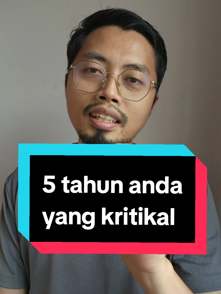 Anda rasa terganggu… tapi tak tahu kenapa? Pernah tak anda tiba-tiba rasa sedih sangat, sensitif, gelisah, atau terasa hati walaupun tak ada apa-apa pun yang berlaku? Anda cuba fikir. “Kenapa aku rasa macam ni?” Tapi tak jumpa jawapan yang jelas. Hati rasa kacau, tapi otak tak tahu puncanya. Inilah kesan infantile emotional memory, emosi yang tersimpan sejak zaman kecil, tapi anda tak sedar pun ia wujud. 5 tahun pertama dalam hidup kita adalah masa yang sangat kritikal. Otak sedang berkembang, dan waktu inilah banyak emosi asas tertanam. Rasa selamat, rasa disayangi, rasa ditolak, rasa takut. Tapi masalahnya… Kita tak ingat apa yang berlaku. Fenomena ini dipanggil infantile amnesia. Otak bayi memang boleh simpan memori, tapi tak cukup matang untuk menyusun dan ingat balik peristiwa dengan jelas bila dewasa. Bayangkan ada satu fail emosi lama, tapi anda tak tahu tajuknya apa. Bila fail itu terbuka (trigger), anda rasa sesuatu. Tapi anda tak tahu dari mana datangnya. Contoh: Anda rasa mudah kecewa bila orang tak balas mesej. Anda terlalu takut kena marah, walaupun dalam situasi biasa.  Anda rasa down bila tak dapat perhatian. Ini semua mungkin datang dari emosi lama yang tertanam sebelum anda boleh bercakap, berfikir, atau menyusun naratif hidup. Jadi, apa anda boleh buat? Tips Penyelesaian 1. Alert dengan emosi yang muncul Bila anda rasa terganggu secara tiba-tiba, berhenti sebentar. Tanya diri: “Apa yang aku rasa sekarang?” Contoh: takut, malu, kecewa, marah, kosong. Menamakan emosi ini sahaja sudah bantu prefrontal cortex (otak rasional) ambil alih kawalan dari amygdala (otak emosi). 2. Fikirkan punca walaupun samar Cuba kaitkan dengan situasi sekarang.  “Apa yang berlaku sebelum aku rasa macam ni?”  Kadangkala anda takkan jumpa jawapan tepat, tapi boleh teka:  “Mungkin sebab dia tak respon aku rasa ditolak.”  “Mungkin sebab aku rasa tak cukup dihargai.” Ini bukan untuk salahkan sesiapa, tapi untuk kenal pasti corak lama yang muncul kembali. 3. Rasionalkan dengan suara dewasa Gunakan inner voice anda yang matang. Bercakap dengan diri macam anda bercakap dengan kawan baik. Contoh:  “Kalau dia tak balas, mungkin dia sibuk. Bukan sebab aku tak penting.”  “Perasaan ni datang dari tempat lama. Tapi aku bukan budak kecil lagi. Aku selamat sekarang.” Bila anda boleh rasionalkan, emosi jadi stabil semula. 4. Bina set memori baru: Episod emosi baru Kalau emosi lama sukar dipadam, atasi dengan pengalaman baru. – Rancang aktiviti yang beri rasa sosial gembira. – Kerap jumpa orang yang menyokong, bukan menjatuhkan. – Catat pencapaian kecil, walaupun sekadar “hari ni aku tak marah balik walau orang provoke.” Setiap kali anda alami sesuatu yang positif, ulang rasa itu. Ini bantu otak cipta sambungan saraf baru, dan lama-lama memori emosi lama akan makin lemah. 5. Rehearsal dan self-talk baru Ulang ayat-ayat baru yang lebih sihat.  “Aku layak disayangi.”  “Aku tak gagal.  Aku sedang belajar.”  “Tak balas mesej bukan bermakna orang benci aku.” Semakin anda ulang, semakin kuat “fail baru” ini ditulis dalam otak. Banyak emosi yang anda rasa hari ini… mungkin bukan tentang hari ini pun. Tapi anda tak perlu hidup dalam bayangan emosi lama. Dengan kesedaran, rasional yang lembut, dan penciptaan episod baru yang positif. Anda boleh tukar semula fail lama kepada versi yang lebih sihat. Bukan padam memori lama. Tapi tulis yang baru, dengan anda sebagai penulisnya sekarang. #MentalHealth 
