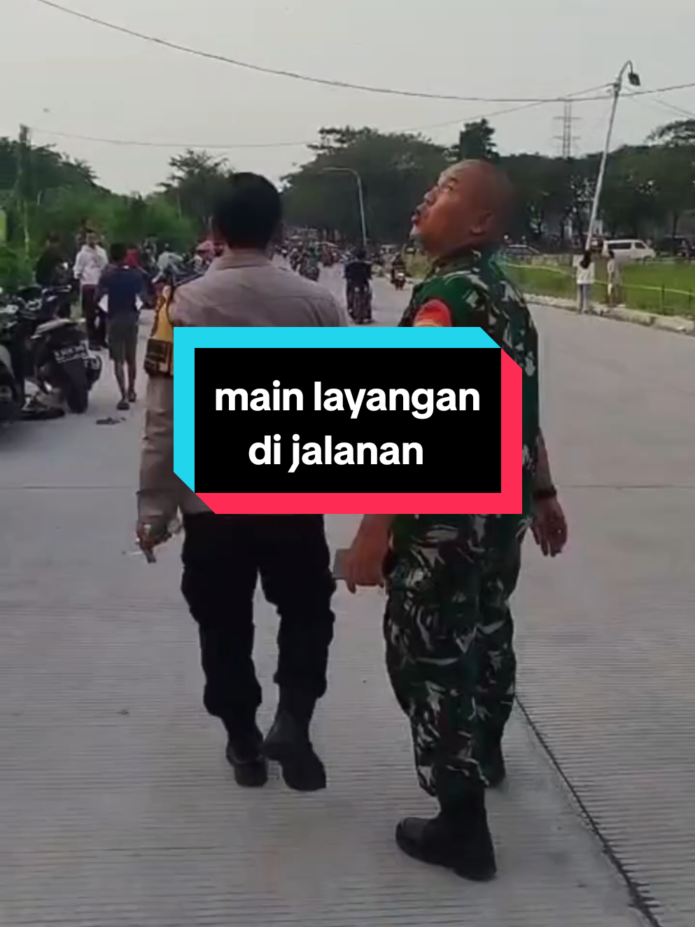 main layangan di jalanan,membahayakan pengendara yg melintas #polripresisi #bhabinkamtibmas #sobatngaritnusantara #masiyun #kandangsobatngaret #sobatngaritcakung #bhabinfarm 