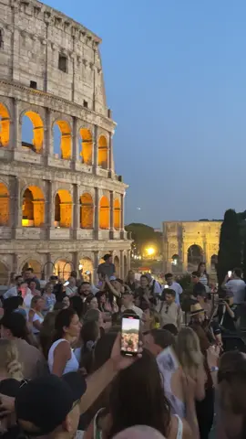 “Evening vibes in Rome ✨ The Colosseum glowing at night, street music playing, and people dancing under the stars 🇮🇹🎶🕺🏽💃🏼 Pure magic!”