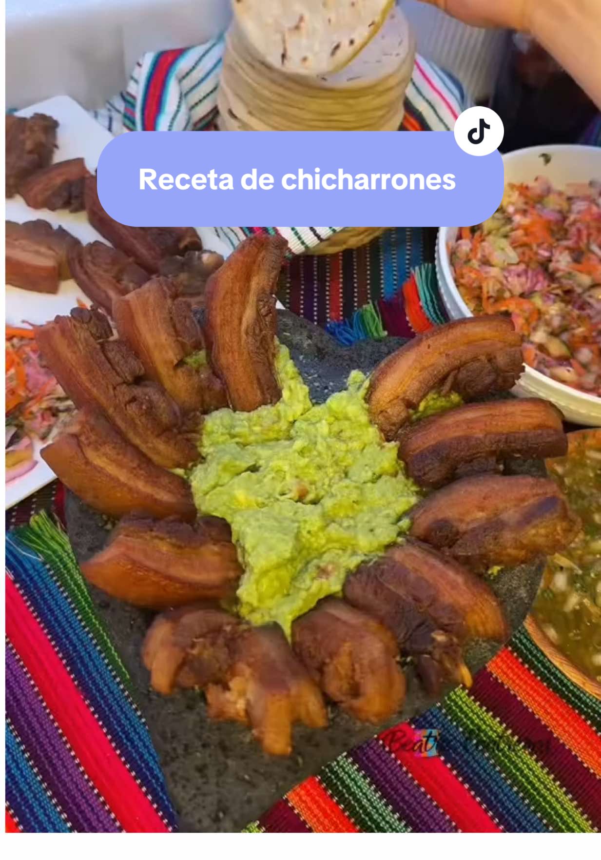 Respuesta a @rocio o Receta de chicharrones🤤 ¿Cuáles son tus favoritos, los chicharrones o las carnitas? Observaciones y sugerencias: 1. No soy profesional haciendo chicharrones, pero trato de aprender cada día para después subirles una receta más pro Max😂 2. Esta receta es al estilo mexicano y a mi estilo. 3. Deja que la manteca esté bien caliente y que esta los cubra muy bien, mejor si usas una olla onda. 4. Ten en cuenta que los pedazos se disminuirán cuando se cocinen, opta por hacerlos de un tamaño considerable o al gusto 5. Puedes llevarlos a freír sin meterlos a cocinar previamente, solo que que llevan más tiempo. Pero personalmente siento que quedan mejor de esa manera, de la tradicional. #chicharron #chicharrones #recetasfaciles #recetasdebeatrizcontreras #chicharronesdepuerco #carnitas #recetasvirales #cocina #comidaguatemalteca #comidamexicana #chicharronescrujientes 