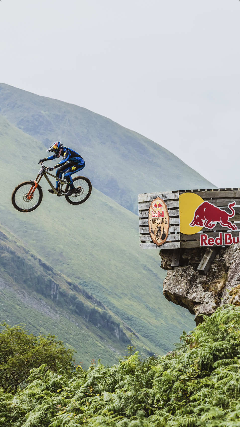 the youngest to ever do it—and made it look easy 😮‍💨   At 18 years old, Colorado's own Asa Vermette didn’t just keep up—he led the way & earned the crown of the youngest-ever rider to win #RedBullHardline. #mtb #bike #downhillmtb 