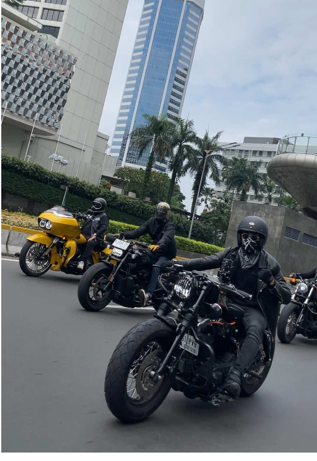 Riding bareng Sportster Indonesia #harleydavidson #harleydavidsonindonesia #sportsterindonesia #harleydavidsonjakarta #harleyownersgroup #sportster #sportster1200 #sportster48 #sportsternation #roadglide #roadglidespecial #roadgliders #moge #bigbike #jualmoge #jualmotorbesar #fyp #fypシ #viral #explore #trending 