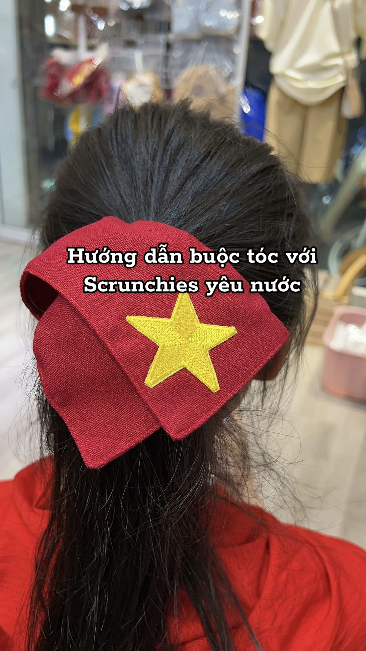 Hướng dẫn buộc tóc với Scrunchies yêu nước.  #scrunchies #dâybuoctoc #codosaovang #quockhanhvietnam #khanchoangco #concertquocgia #xuhuong 