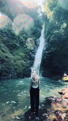 penuh effort menuju salah satu air terjun tertinggi di Kalsel🥹😍#mandinmangapan #paramasanatas #airterjun #fypage 