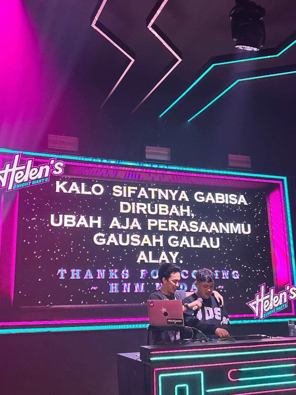 #helensnightmart #helensnightmartmedan #sedih #sad #netral #perasaan #pasanga #hubungan #hts #medan #happyenjoy #havefun #good #vibes Lokasi :📍Helen's Night Mart Medan