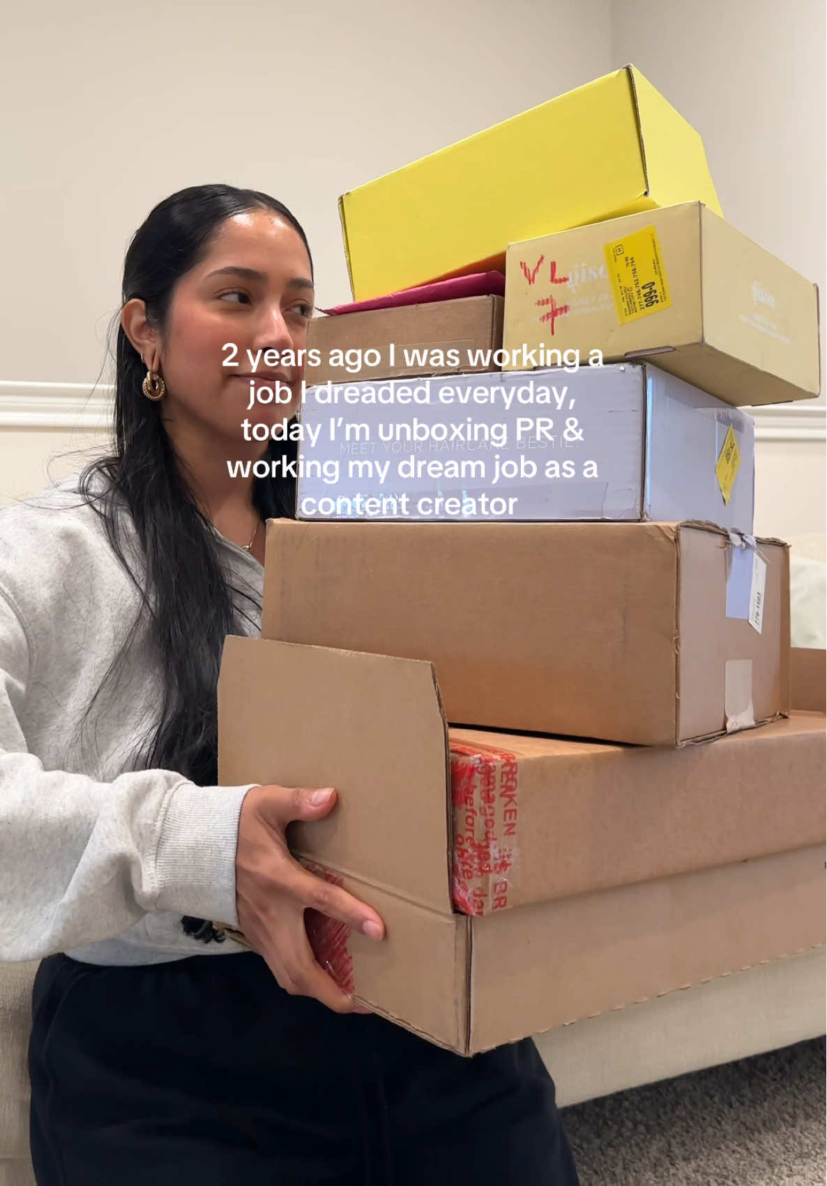 Being gone few days the mail piled up 🤍 can’t believe this is my life, if you have a dream go after it! @Saie @Hairitage by Mindy @MERIT Beauty @rhode skin  @Gisou #smallcreator#microinfluencertips#microinfluencer#prpackage#prunboxing#prhaul 