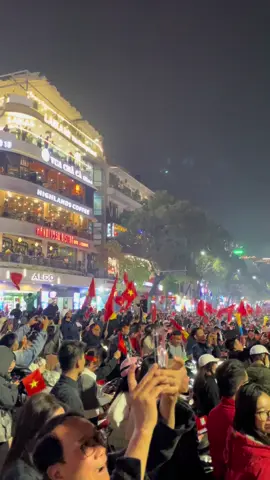 Hẹn kèo đi bão tối nay Việt Nam vô địch nha cả nhà 😁 #vietnamvodich #hanoi #dibaovietnam 