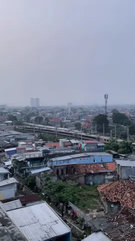 Cuaca berkabut #kai #keretaapiindonesia #jakarta #fyp #fupシ 