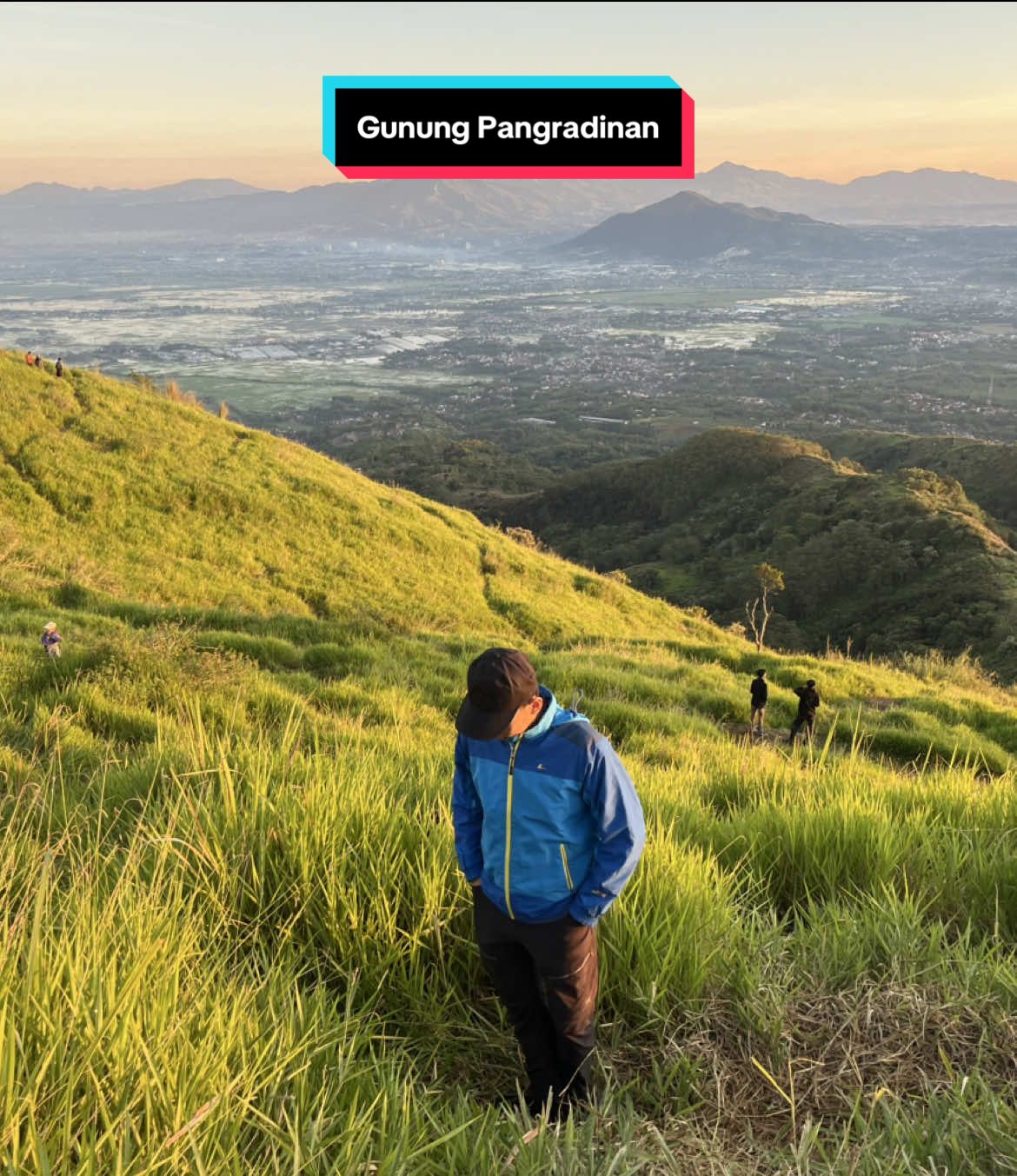 OPEN PRIVATE TRIP KE TEMPAT WISATA DI BANDUNG DAN SEKITARNYA, BAGI YANG SOLO TRIP BUTUH TEMAN BOLEH DM SAJA! INCLUDE: -OJEK (DI BONCENGIN) _GUIDE (TEMAN NGOBROL) _DOKUMENTASI (FOTO & VIDEO) #privatetrip #bandung #fyp #fypdong #pangradinan #gunungpangradinan #wisatabandung #bandunghits #bandunginfo 