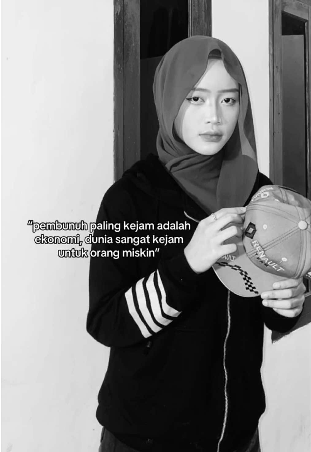 disaat kita sedang semangat semangatnya mengejar mimpi tapi di patahkan oleh ekonomi, semua impian yang sudah ditata rapi oleh kita harus kita ikhlaskan dan mengubur semua impian itu. #djharisnugraha #4u 