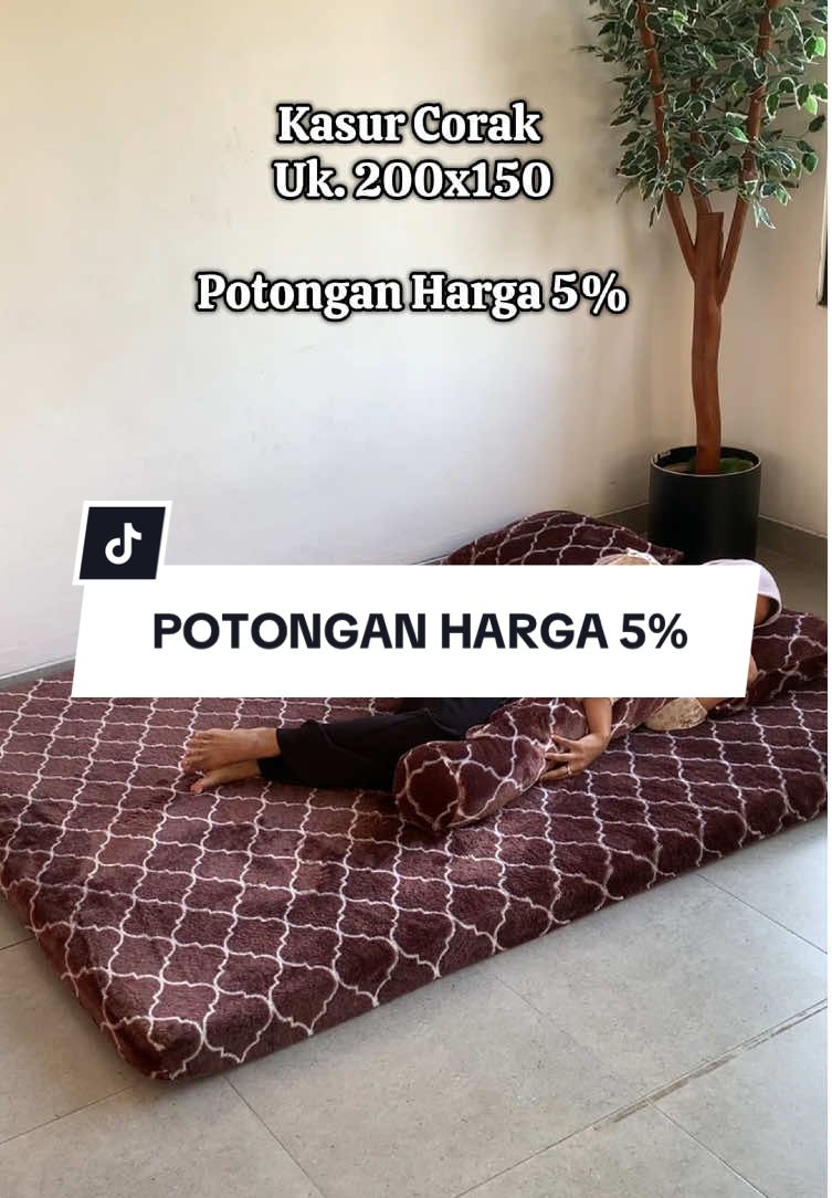 Kasur lantai yang cocok untuk yang lagi mau ngekost. Ada potongan harga sebesar 5% khusus Gajian Sale. Info pembelian bisa hubungi kami lewat Dm atau chat admin kita yang tertera di bio kami ☺️🙏 #kasurcorak #kasurbusa #kasurdakron #kasurmurah #kasurberkualitas #lasofa #virall 