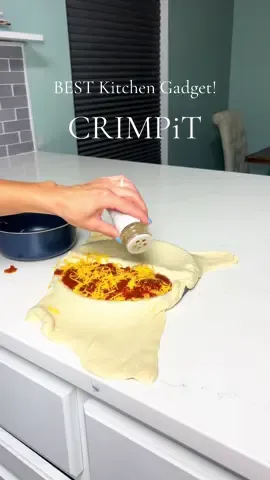 Quick lunch hack for busy days! Stuff it, crimp it, & toast it. That’s it 🙌🏻 #LunchHack #KitchenGameChanger #MomLifeMadeEasy #TikTokMadeMeBuylt #AirFryerRecipes #Crimpet #SnackTimeWin #empanadamaker #Foodie #ttshop 