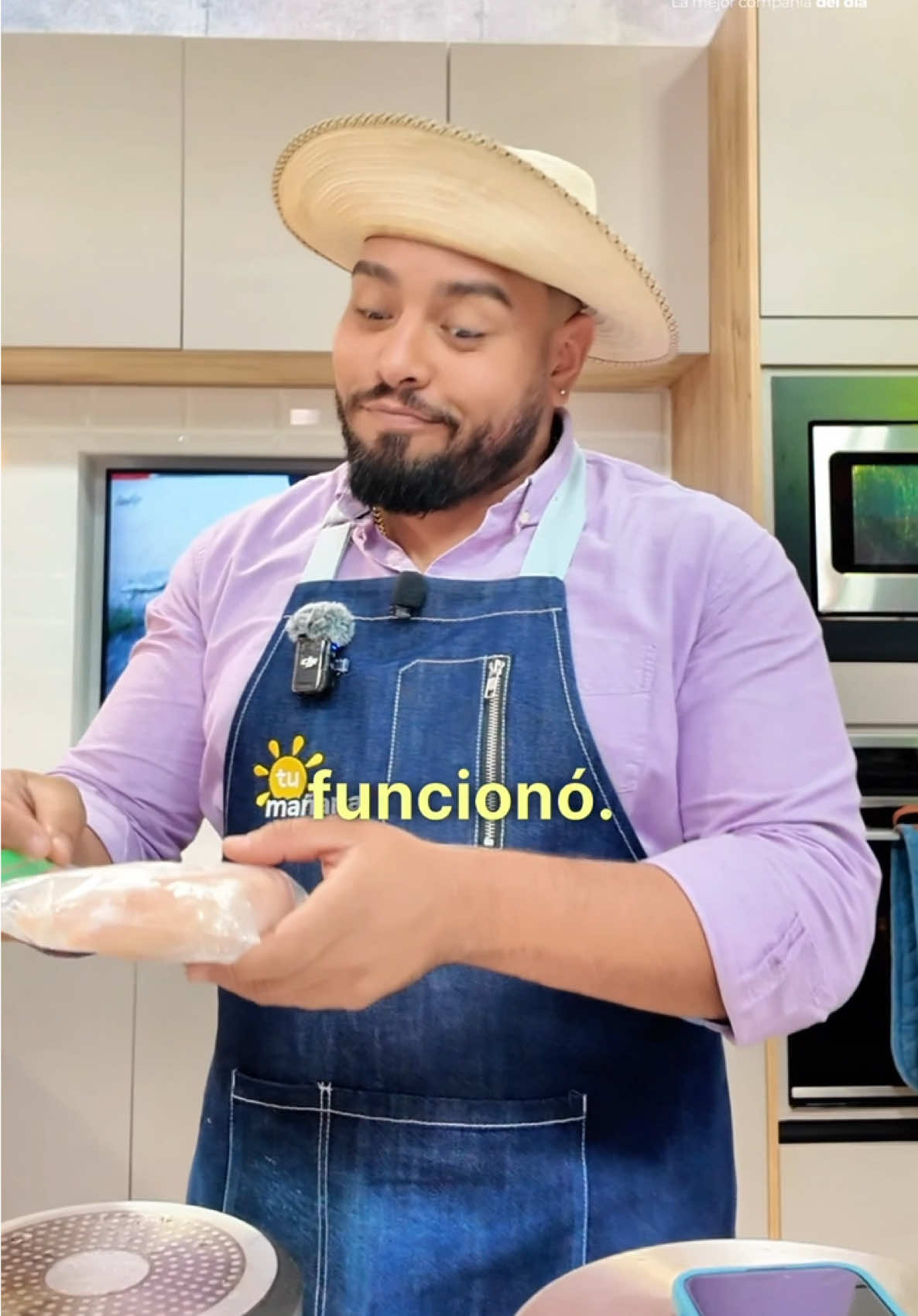 En tiempos donde las redes sociales están llenas de trucos que prometen revolucionar tu cocina, el @Héctor Arturo Correa decidió ir más allá del scroll y poner uno de esos famosos tips a prueba. El chef se metió de lleno en este “lifehack” culinario que muchos juran que cambia la vida. Pero… ¿es realmente funcional o solo otro invento de TikTok? 🍳👀 @Telemetro @alexmedela 