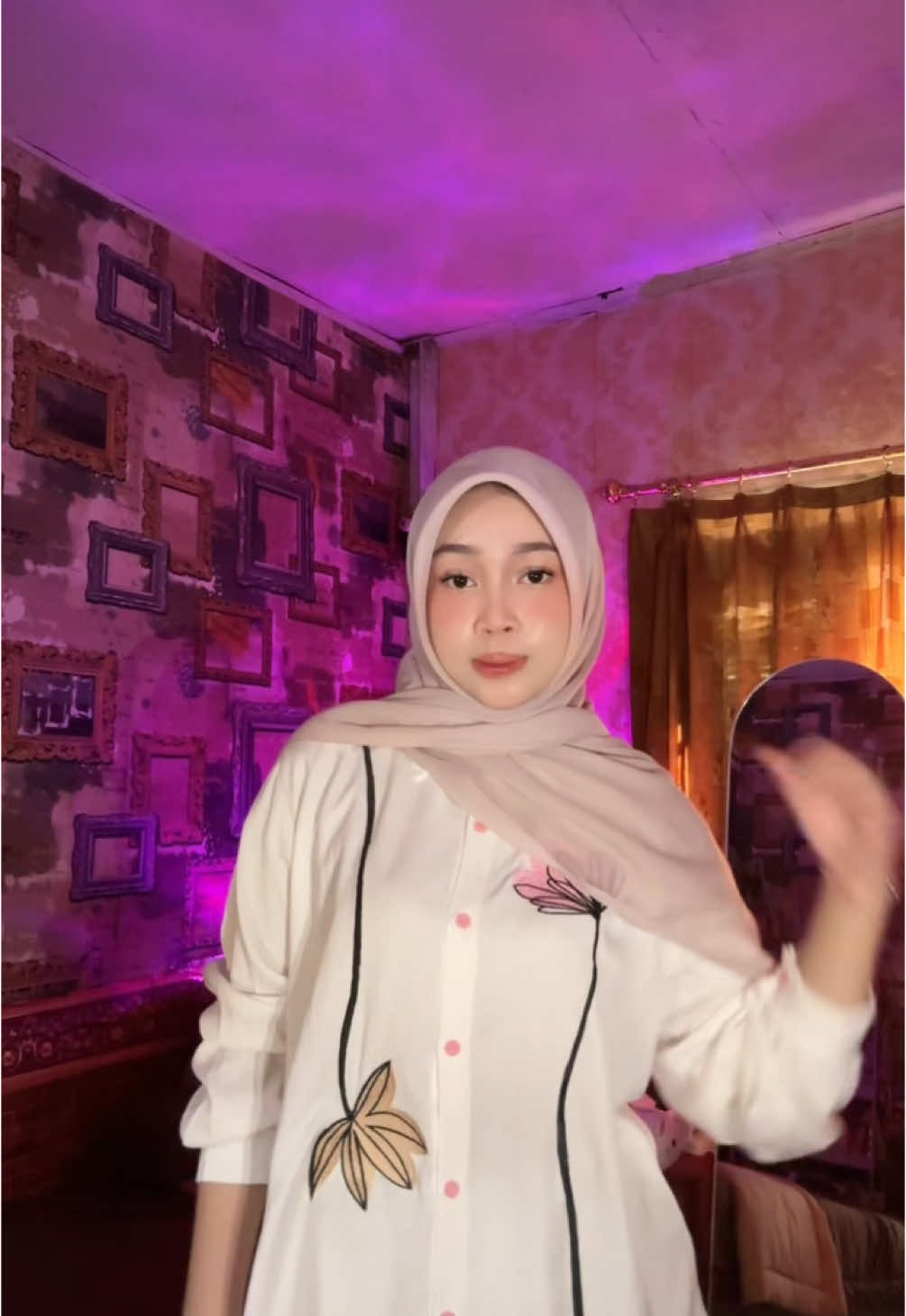 Putih bersih, bunga kecil… udah paling cocok buat mood adem hari ini 🕊️🌸 #HijabOOTD #LookbookStyle #urinspooid 