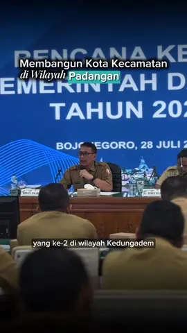 Bojonegoro ini sangat luas. Tapi jangan sampai yang terasa hidup hanya pusat kota saja. Keinginan dan mimpi ini berdasar dari kebutuhan masyarakat yang menginginkan tidak hanya pusat kota saja yang hidup. Sehingga kami berupaya menjadikan Padangan, Kanor, Kedungadem dan ke depan Baureno bisa tumbuh jadi pusat-pusat ekonomi baru. Jadi kota kecamatan yang hidup, rapi dan punya daya tariknya sendiri. Bukan hanya soal bangunan. Tapi juga pergerakan warga, ekonomi lokal, dan rasa bangga tinggal di sana. Karena Bojonegoro yang bahagia dan makmur, harus dimulai dari banyak titik. Bukan dari satu pusat saja. #setyowahono #bojonegoromakmur #bojonegoro #bojonegoro_jawatimur #bupatibojonegoro 