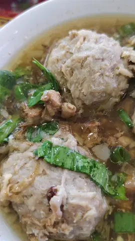 #fypmimika awal-nya coba2 eehh jdi ketagihan jadi rekomen buat dicoba buat sodaraQ yg pecinta bakso, yg penasaran bisa merapat ke jln Sam Ratulangi depan gereja kerapatan #fypbaksoidola 