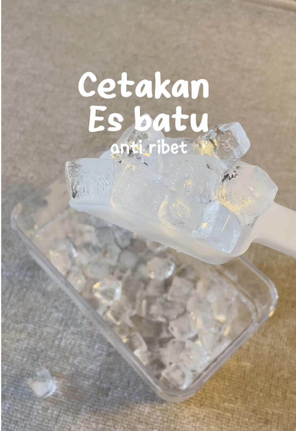 Bikin banyak-banyak, simpen, dan tinggal pakai! 🙌 #promomakangajian #icecube #cetakanesbatu #icecubes 