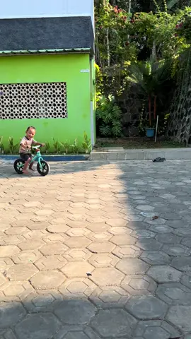 Ngepoooot , cium pafing langsung njedir …. 😩😂#balancebike #anakkecillucu #anakkecilpintar #smartkids #balapan #affiliate #videolucu #fyp #komedi 