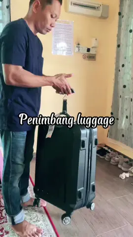 Siapa suka pergi travel.penimbang luggage ni wajib ada! #luggagescale#penimbangluggage#luggageweighingscale#penimbangluggagetravel#penimbangluggagedigital #CapCut 