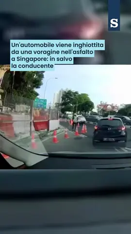 Una donna è stata tratta in salvo dagli operai dopo che la sua automobile è precipitata in una voragine che si è aperta sull’asfalto a Singapore, vicino a un cantiere. L’incidente è avvenuto sulla Tanjong Katong Road South, dove erano in corso lavori pubblici. La strada è stata chiusa al traffico e le autorità stanno indagando sulle cause del cedimento. #singapore #voragine