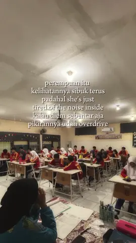 perempuan itu kelihatannya sibuk terus, padahal dia cuma lagi capek sama suara² di dalam kepalanya. bukan gak mau istirahat, tapi setiap kali coba diem sebentar aja, pikirannya langsung muter, overdrive.  tentang hal² yang belum selesai, tentang ekspektasi, tentang luka yang pura² udah sembuh.  makanya dia milih sibuk, biar bisa kedengeran lebih tenang dari luar, walau dalamnya lagi berisik banget. karena kadang, sibuk itu bukan ambisi, tapi cara paling aman buat gak tenggelam di dalam diri sendiri.  she's not running from life, she's just trying to breathe in the middle of the noise. #storykatakata #perempuankuat #kata 