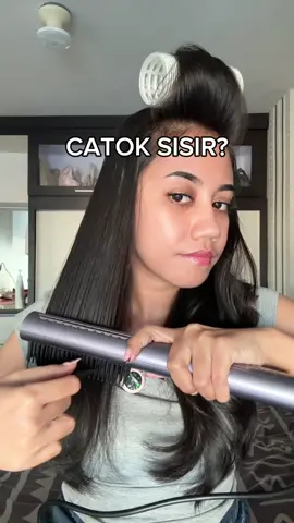 Mksih @Akiracosme Indonesia sudah ngeluarin catokan sisir ini, bener2 membantu kaum yg mager catokan 🤌🤭#akiracosmeindonesia #akiracosme 