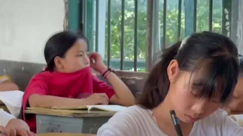 Có những đứa trẻ không lớn lên bằng yêu thương, mà bằng nỗi cô đơn và những giấc mơ dang dở. Chúng bước qua tuổi thơ bằng những lời mắng mỏ, ánh mắt lạnh lùng thay vì những cái ôm dịu dàng. Chúng tự học cách yêu bản thân tự học cách che đậy cảm xúc bên ngoài. #pyf #xuhuongtiktok #tamtrang #buon #linhdantp0 