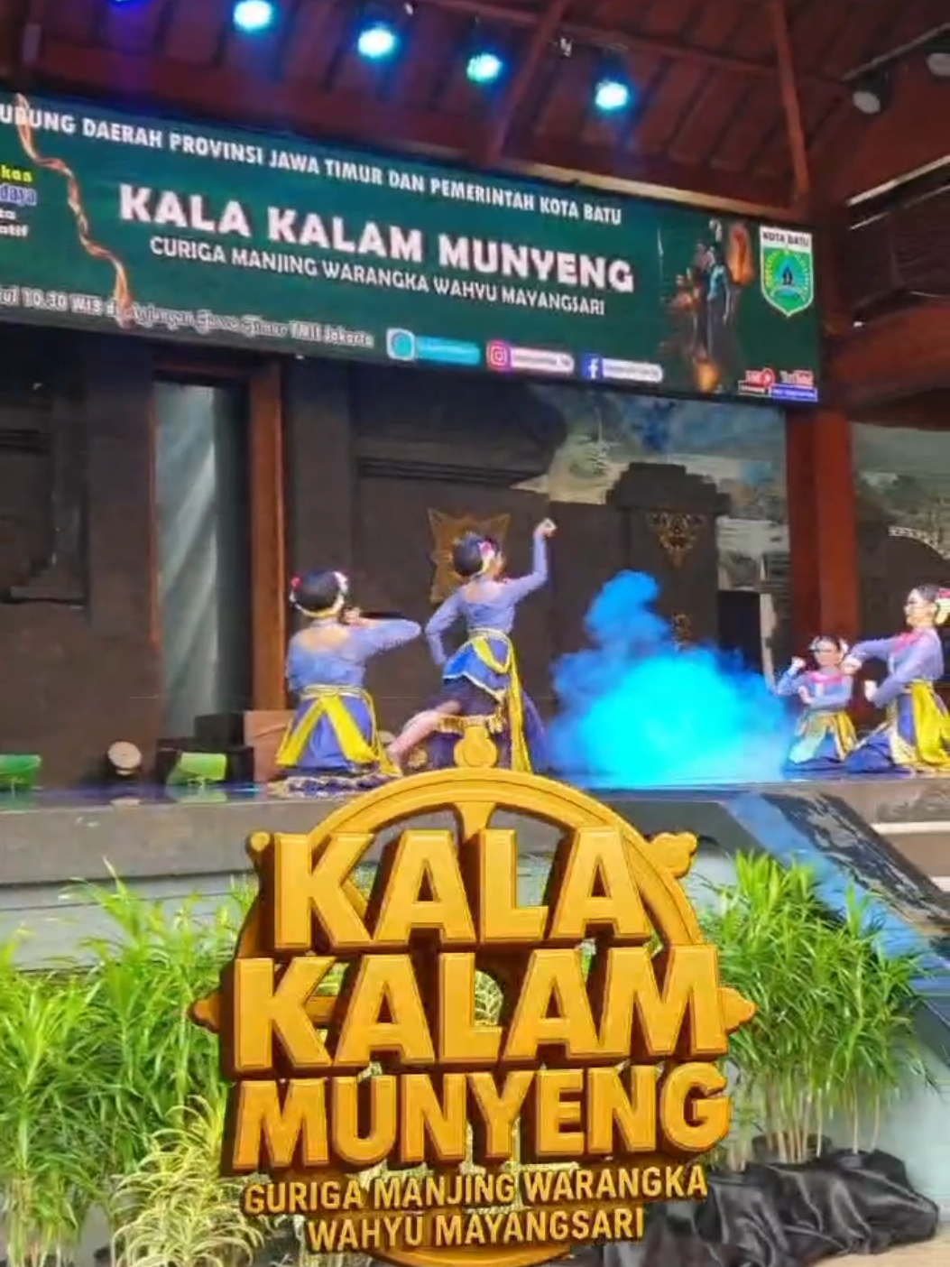 Halo Sobat Wisata... Promosi parekraf dan budaya Kota Batu terus di gencarkan salah satunya melalui Pagelaran Seni Budaya, Promosi Pariwisata dan Ekonomi Kreatif, yang merupakan hasil kerjasama Badan Penghubung Daerah Provinsi Jawa Timur dengan Pemerintah Kota Batu melalui Dinas Pariwsata.  Kegiatan ini merupakan agenda tahunan yang sudah terjadwalkan oleh Badan Penghubung Daerah Provinsi Jawa Timur.  Pada pagelaran seni budaya kali ini Duta Seni Kota Batu yang diwakili oleh Sanggar Banyu Kendi, Sanggar Kendedes, Sanggar Sinuba dan Sanggar Anggoro Laras, mempersembahkan Pagelaran Tari Daerah & Dramatari 