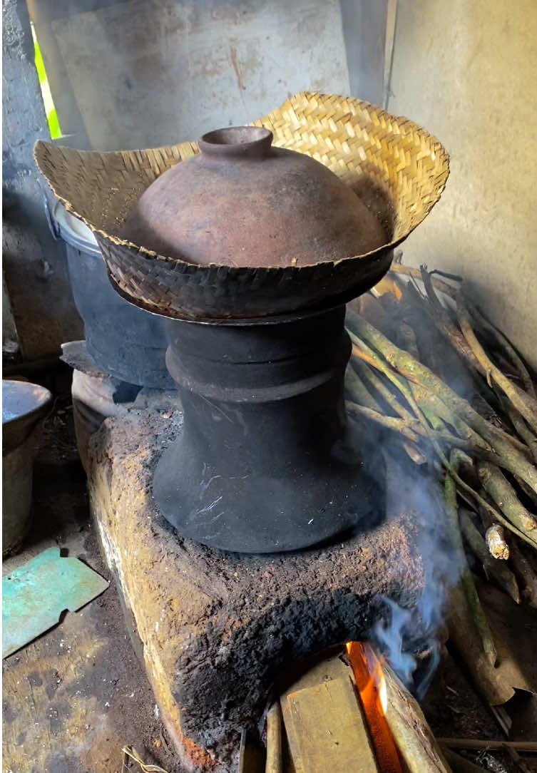 Adang tiwul, sego tiwul adalah pengganti nasi yang terbuat dari singkong Disandingke gorengan jair karo sambel enak kayaknya ya gesss  #tiwul #segotiwul #adangtiwul #adangpawon #nasitiwul #nasisingkong 