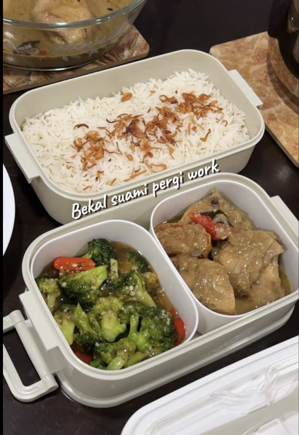 Part 11 — Easy Lunchbox series by wifey! 👩🏻‍🍳 Soft morning, warm lunchbox. Bekal tak mewah, tapi penuh rasa sayang 💕 Siapa lagi suka masak bekal untuk pasangan? 🙋🏻‍♀️ Today’s menu: 🍗 Ayam masak kurma 🥦 Broccoli with oyster sauce 🍚 White rice 🍪 Snacks #LunchboxForHusband #CozyMealPrep #WifelifeDiaries #BekalManja #SlowLifeAesthetic #FYPシ