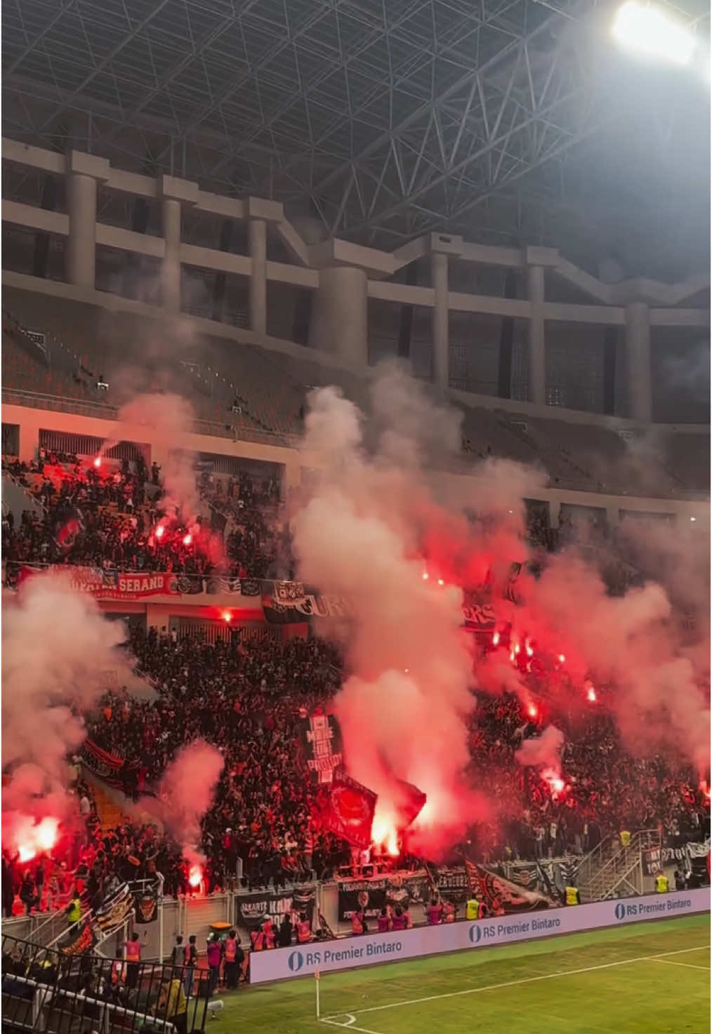 Pyro Show | Curva Nord Persija 🟠⚪️ 🇮🇩 ⚽️ Persija Jakarta vs Arema Malang FC 📆 26.07.2025  🕹️ Friendly Match 🏟️ Jakarta International Stadium, Jakarta 👥 15.000+ 🎥 @News About Persija  . #hooligansworld #hoolsworld #persija #jakarta #persijajakarta #persijavsarema #thejak #curvanordpersija #ultraspersija #jakmania #pyro #pyroshow #pyrotechnics #ultras #ultrasindonesia 